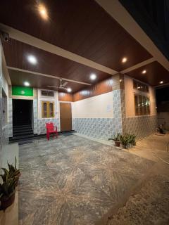 Advika Homestay 2BHK AC with Kitchen, Balcony & Terrace - 4