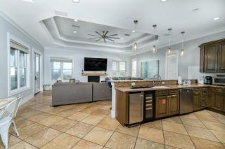 Sandy Heels: Luxury 6BR Crystal Beach Retreat with Gulf Views, Private Pool & Beach Walk - 3