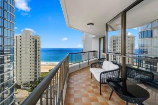 Chic Main Beach Stay Opposite the Ocean Pool Spa - 8