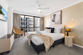 Chic Main Beach Stay Opposite the Ocean Pool Spa - 7