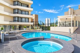 Central Surfers Paradise 2BR Pool Walk to Beach & Cavill - 1