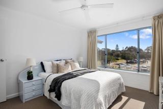 Breakers 2 - Mollymook - 1
