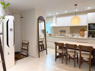 Hanok style, Up to 6 people , Luggage storage , Gyeongbokgung, Gwanghwamun, Jongno, Hongdae, Myeongdong, DDP - 4