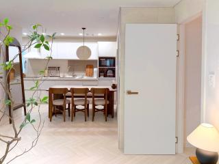 Hanok style, Up to 6 people , Luggage storage , Gyeongbokgung, Gwanghwamun, Jongno, Hongdae, Myeongdong, DDP - 3
