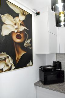 HERA WHITE Studio - 1