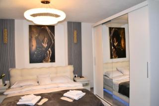 HERA WHITE Studio - 8