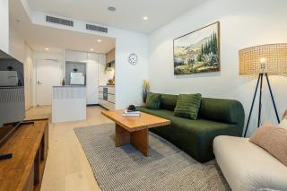 Stylish CBD 1BR Apt wPool, Gym & city view - 2