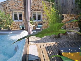 Jacuzzi privatif escapade romantique vue montagne - Bouyon - 1