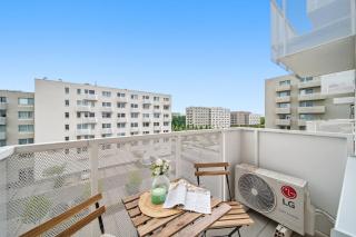 Balcony apt near airport w free parking - 2