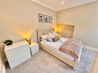 Stylish Four Bedroom Home Near Beach & Westbourne - Sleeps 7 - 4