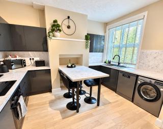 Stylish Four Bedroom Home Near Beach & Westbourne - Sleeps 7 - 9
