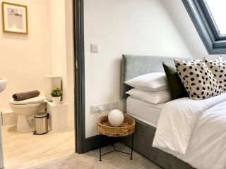 Whole 5 Bed Flat Great for Groups - 8