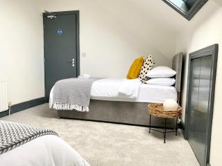Whole 5 Bed Flat Great for Groups - 7