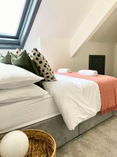 Whole 5 Bed Flat Great for Groups - 6