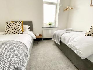 Whole 5 Bed Flat Great for Groups - 5