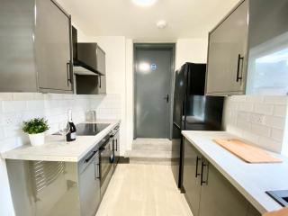 Whole 5 Bed Flat Great for Groups - 4