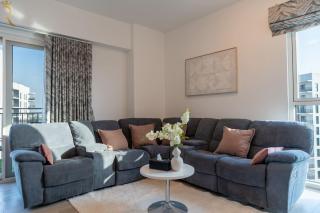 3BR and Maids Room Sea View in Waters Edge Yas Island - 2