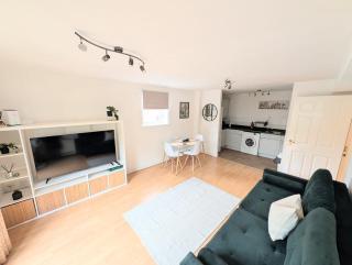 Lakeside 2BR - 2 Baths - Parking - Sleeps 6 - 3