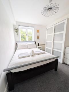 Lakeside 2BR - 2 Baths - Parking - Sleeps 6 - 4