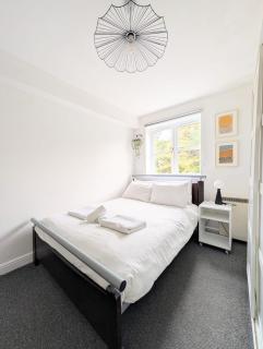 Lakeside 2BR - 2 Baths - Parking - Sleeps 6 - 8