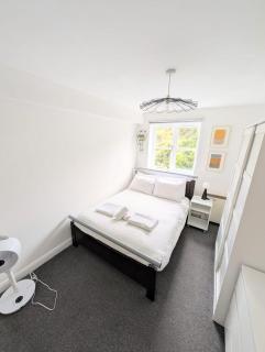 Lakeside 2BR - 2 Baths - Parking - Sleeps 6 - 9
