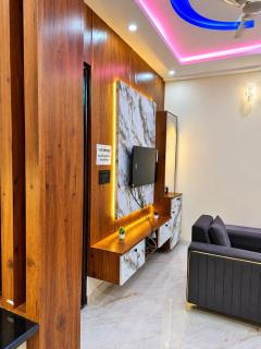 1Bhk AeroVibe Stay - Near Airport Rooftop Flights View - 1