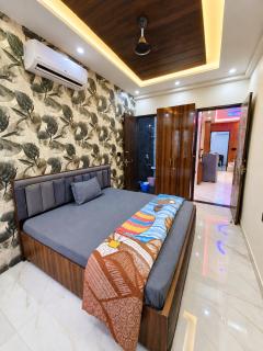 2BHK The AeroVibe Stay - Near Airport - Rooftop Flights View - 9