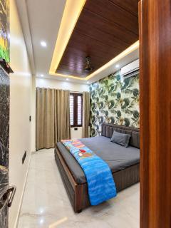 2BHK The AeroVibe Stay - Near Airport - Rooftop Flights View - 8