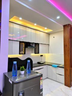 2BHK The AeroVibe Stay - Near Airport - Rooftop Flights View - 1