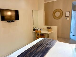 The Suburban Guest House - 6