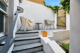 Arty boutique hideaway wcourtyard walk to beach - 7