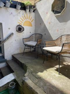 Arty boutique hideaway wcourtyard walk to beach - 3