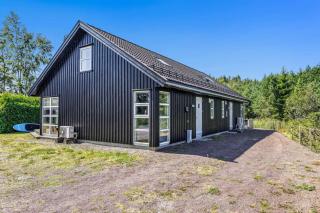 Vakker hytte i skogkanten ved vannet -6 sengeplasser. - 3