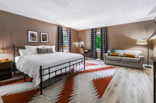 Shepards Lodge Rustic Retreat in Indianapolis - 5
