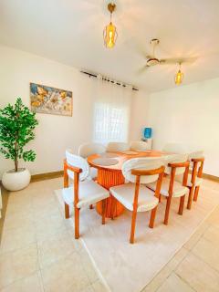 Nyali 5 BR Villa, Pool, AC'S & Hot shower - 4