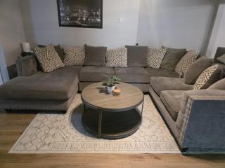 2 Bedroom with King Suite, Large Space, Pet Friendly, Steps from Downtown Jolie - 9