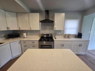 2 Bedroom with King Suite, Large Space, Pet Friendly, Steps from Downtown Jolie - 7