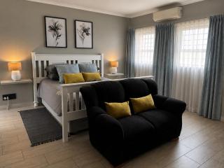 Spacious Private Self-Catering Suite - 8