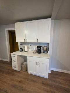 2 Bedroom with King Suite, Large Space, Pet Friendly, Steps from Downtown Jolie - 2
