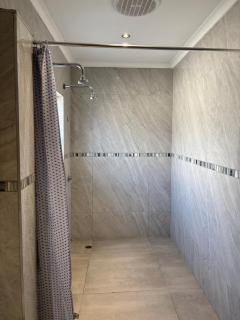 Spacious Private Self-Catering Suite - 3