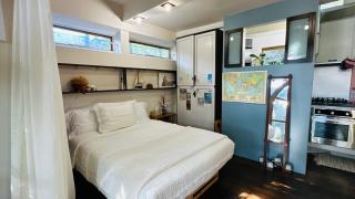 Sunlit Guesthouse Garden - 7