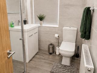 Contractors Home for 12 with 4BR, Fast WiFi & Free Parking near M606, M62, Leeds & Halifax - 5