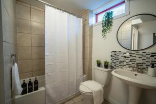 Modern Cozy Suite - Central NW Calgary - 1