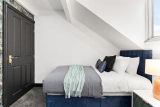 Stylish 4-Bed Leeds House - Sleeps 13 - 1