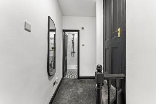 Stylish 4-Bed Leeds House - Sleeps 13 - 5