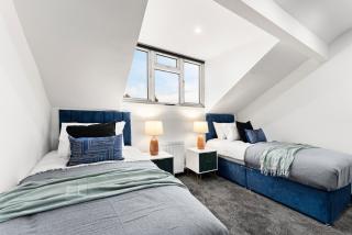 Stylish 4-Bed Leeds House - Sleeps 13 - 2