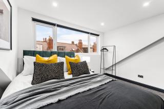 Stylish 4-Bed Leeds House - Sleeps 13 - 3