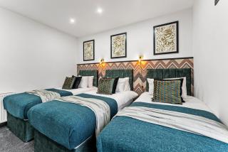 Stylish 4-Bed Leeds House - Sleeps 13 - 8