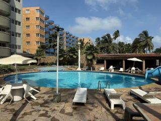 Apartamento en Res Arcoiris, Tucacas, Frente al Mar, Balcon, Piscina y Playa Privada - 1