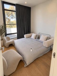 Luxury 3BR w Rooftop Spacious & Modern Sleeps 8 - 1